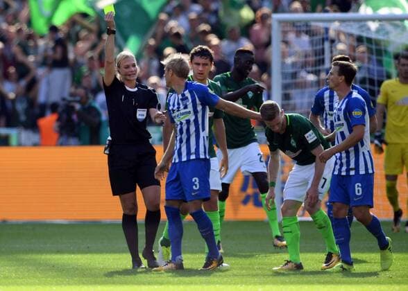 Fussball Bundesliga Berlin 10.09.2017 Olympiastadion Berlin Saison 2017 2018 3 Spieltag Hertha BSC geg SV Werder Bremen erstes Bundesliga Spiel unter der Leitung einer Frau Schiedsrichterin Bibiana STEINHAUS zeigt Per SKJELBRED Hertha BSC 03 die Gelbe Karte *** Football Bundesliga Berlin 10 09 2017 Olympic Stadium Berlin Season 2017 2018 3 Matchday Hertha BSC geg SV Werder Bremen first Bundesliga Game under the Line a Woman Schiedsrichterin Bibiana Steinhaus shows Per Skjelbred Hertha BSC 03 The Yellow Card