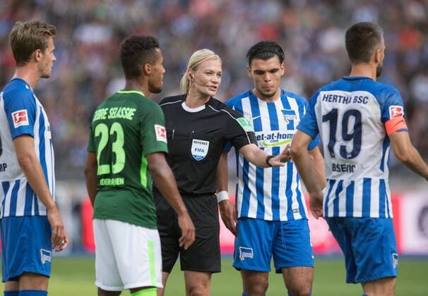 Schiedsrichterin Bibiana Steinhaus (Langenhagen) spricht zu Vedad Ibisevic (19 B). vl: Sebastian Langkamp (B), Theodor Gebre Selassie (23 BRE), Karim Rekik (B). Fussball 1.Bundesliga - Saison 2017 2018, 3.Spieltag: Hertha BSC Berlin - SV Werder Bremen in Berlin, Deutschland am 10.09.2017, *** Schiedsrichterin Bibiana Steinhaus Langenhagen speaks to Vedad Ibisevic 19 B Vl Sebastian Long Kamp B Theodor Gebre Selassie 23 Bre Karim Rekik B Football 1 Bundesliga Season 2017 2018 3 Matchday Hertha BSC Berlin SV Werder Bremen in Berlin Germany at 10 09 2017