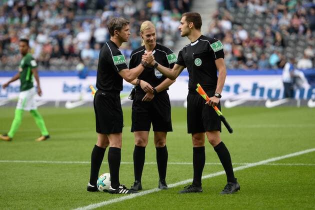 Fussball, Herren, 1. Bundesliga, Saison 2017 18, 3. Spieltag, Hertha BSC - SV Werder Bremen, SRin Bibiana Steinhaus mit ihren beiden Assistenten vor dem Spiel, 10.09.17, *** Football men 1 Bundesliga Season 2017 18 3 Matchday Hertha BSC SV Werder Bremen Bibiana Steinhaus with theirs both Assistants before the Game 10 09 17 Copyright: xMichaelxHundtx xMatthiasxKochx