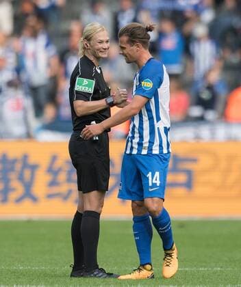 Nach dem Abpfiff: Valentin Stocker (B) gibt Schiedsrichterin Bibiana Steinhaus (Langenhagen) die Hand. Fussball 1.Bundesliga - Saison 2017 2018, 3.Spieltag: Hertha BSC Berlin - SV Werder Bremen in Berlin, Deutschland am 10.09.2017, *** After the Played Valentin Stocker B gives Schiedsrichterin Bibiana Steinhaus Langenhagen The Hand Football 1 Bundesliga Season 2017 2018 3 Matchday Hertha BSC Berlin SV Werder Bremen in Berlin Germany at 10 09 2017