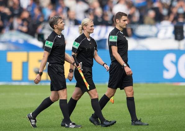 Schiedsrichterin Bibiana Steinhaus (Langenhagen) laeuft mit ihren Assistenten Christof Guensch (r) und Thomas Stein (l) nach dem Spielende vom Platz. Fussball 1.Bundesliga - Saison 2017 2018, 3.Spieltag: Hertha BSC Berlin - SV Werder Bremen in Berlin, Deutschland am 10.09.2017, *** Schiedsrichterin Bibiana Steinhaus Langenhagen running with theirs Assistants Christof Guensche r and Thomas Stone l After the Game over of square Football 1 Bundesliga Season 2017 2018 3 Matchday Hertha BSC Berlin SV Werder Bremen in Berlin Germany at 10 09 2017