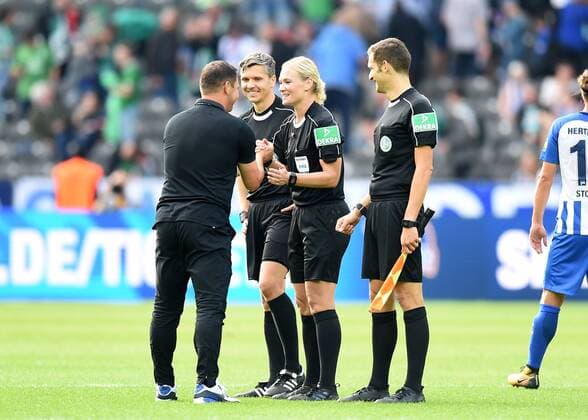 Fussball, Herren, 1. Bundesliga, Saison 2017 18, 3. Spieltag, Hertha BSC - SV Werder Bremen, Cheftrainer Pal Dardai (Hertha BSC), SRin Bibiana Steinhaus, 10.09.17, *** Football men 1 Bundesliga Season 2017 18 3 Matchday Hertha BSC SV Werder Bremen Head coach Pal Dardai Hertha BSC Bibiana Steinhaus 10 09 17 Copyright: xMichaelxHundtx xMatthiasxKochx