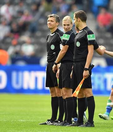 Bibiana Bibi Steinhaus, Schiedsrichterin, mit ihren Assistenten Christof Günsch und Thomas Stein Hertha BSC Berlin - SV Werder Bremen 1. Bundesliga 2017 2018, 1. BL, 1. Bundesliga, DFL, Fußball, Fussball, soccer, Herren, Männer, Maenner, Deutschland, Germany Berlin, 10.9.2017, Olympiastadion *** Bibiana Bibi Steinhaus Schiedsrichterin with theirs Assistants Christof Günsch and Thomas Stone Hertha BSC Berlin SV Werder Bremen 1 Bundesliga 2017 2018 1 BL 1 Bundesliga DFL Football Football Soccer men Men Men Germany Germany Berlin 10 9 2017 Olympic Stadium