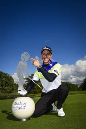 Edgar Catherine (fra) posant avec son trophee du vainqueur GOLF : Citadelle Trophy international - Preisch - 10 09 2017 JBAutissier Panoramic 