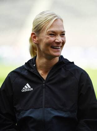Bibiana Steinhaus (Schiedsrichterin), vor dem Spiel Hertha BSC Berlin - SV Werder Bremen 1. Bundesliga 2017 2018, 1. BL, 1. Bundesliga, DFL, Fußball, Fussball, soccer, Herren, Männer, Maenner, Deutschland, Germany Berlin, 10.9.2017, Olympiastadion *** Bibiana Steinhaus Schiedsrichterin before the Game Hertha BSC Berlin SV Werder Bremen 1 Bundesliga 2017 2018 1 BL 1 Bundesliga DFL Football Football Soccer men Men Men Germany Germany Berlin 10 9 2017 Olympic Stadium