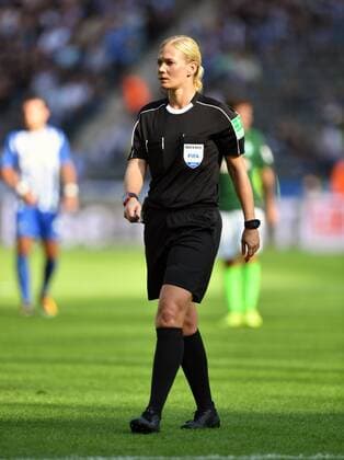 Bibiana Steinhaus (Schiedsrichterin), Hertha BSC Berlin - SV Werder Bremen 1. Bundesliga 2017 2018, 1. BL, 1. Bundesliga, DFL, Fußball, Fussball, soccer, Herren, Männer, Maenner, Deutschland, Germany Berlin, 10.9.2017, Olympiastadion *** Bibiana Steinhaus Schiedsrichterin Hertha BSC Berlin SV Werder Bremen 1 Bundesliga 2017 2018 1 BL 1 Bundesliga DFL Football Football Soccer men Men Men Germany Germany Berlin 10 9 2017 Olympic Stadium