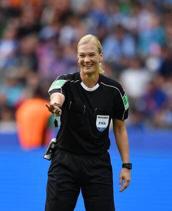 Bibiana Steinhaus (Schiedsrichterin), in Aktion Hertha BSC Berlin - SV Werder Bremen 1. Bundesliga 2017 2018, 1. BL, 1. Bundesliga, DFL, Fußball, Fussball, soccer, Herren, Männer, Maenner, Deutschland, Germany Berlin, 10.9.2017, Olympiastadion *** Bibiana Steinhaus Schiedsrichterin in Action shot Hertha BSC Berlin SV Werder Bremen 1 Bundesliga 2017 2018 1 BL 1 Bundesliga DFL Football Football Soccer men Men Men Germany Germany Berlin 10 9 2017 Olympic Stadium