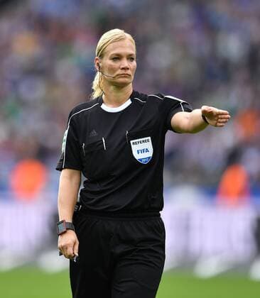 Bibiana Steinhaus (Schiedsrichterin), in Aktion Hertha BSC Berlin - SV Werder Bremen 1. Bundesliga 2017 2018, 1. BL, 1. Bundesliga, DFL, Fußball, Fussball, soccer, Herren, Männer, Maenner, Deutschland, Germany Berlin, 10.9.2017, Olympiastadion *** Bibiana Steinhaus Schiedsrichterin in Action shot Hertha BSC Berlin SV Werder Bremen 1 Bundesliga 2017 2018 1 BL 1 Bundesliga DFL Football Football Soccer men Men Men Germany Germany Berlin 10 9 2017 Olympic Stadium