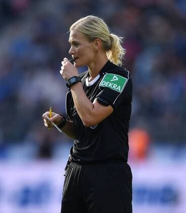 Bibiana Steinhaus (Schiedsrichterin), in Aktion Hertha BSC Berlin - SV Werder Bremen 1. Bundesliga 2017 2018, 1. BL, 1. Bundesliga, DFL, Fußball, Fussball, soccer, Herren, Männer, Maenner, Deutschland, Germany Berlin, 10.9.2017, Olympiastadion *** Bibiana Steinhaus Schiedsrichterin in Action shot Hertha BSC Berlin SV Werder Bremen 1 Bundesliga 2017 2018 1 BL 1 Bundesliga DFL Football Football Soccer men Men Men Germany Germany Berlin 10 9 2017 Olympic Stadium