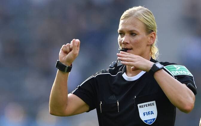 Bibiana Steinhaus (Schiedsrichterin), in Aktion Hertha BSC Berlin - SV Werder Bremen 1. Bundesliga 2017 2018, 1. BL, 1. Bundesliga, DFL, Fußball, Fussball, soccer, Herren, Männer, Maenner, Deutschland, Germany Berlin, 10.9.2017, Olympiastadion *** Bibiana Steinhaus Schiedsrichterin in Action shot Hertha BSC Berlin SV Werder Bremen 1 Bundesliga 2017 2018 1 BL 1 Bundesliga DFL Football Football Soccer men Men Men Germany Germany Berlin 10 9 2017 Olympic Stadium