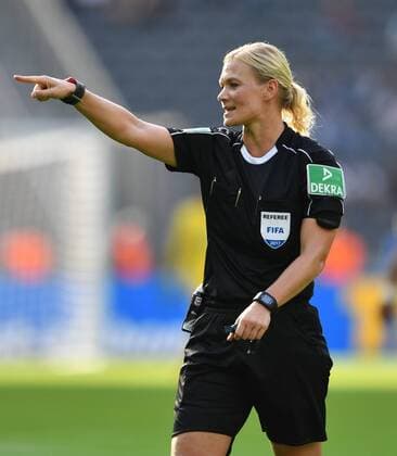 Bibiana Steinhaus (Schiedsrichterin), in Aktion Hertha BSC Berlin - SV Werder Bremen 1. Bundesliga 2017 2018, 1. BL, 1. Bundesliga, DFL, Fußball, Fussball, soccer, Herren, Männer, Maenner, Deutschland, Germany Berlin, 10.9.2017, Olympiastadion *** Bibiana Steinhaus Schiedsrichterin in Action shot Hertha BSC Berlin SV Werder Bremen 1 Bundesliga 2017 2018 1 BL 1 Bundesliga DFL Football Football Soccer men Men Men Germany Germany Berlin 10 9 2017 Olympic Stadium