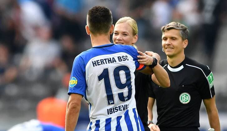 Vedad Ibisevic (Hertha BSC), gratuliert Bibiana Steinhaus (Schiedsrichterin), nach dem Spiel Hertha BSC Berlin - SV Werder Bremen 1. Bundesliga 2017 2018, 1. BL, 1. Bundesliga, DFL, Fußball, Fussball, soccer, Herren, Männer, Maenner, Deutschland, Germany Berlin, 10.9.2017, Olympiastadion *** Vedad Ibisevic Hertha BSC congratulated Bibiana Steinhaus Schiedsrichterin After the Game Hertha BSC Berlin SV Werder Bremen 1 Bundesliga 2017 2018 1 BL 1 Bundesliga DFL Football Football Soccer men Men Men Germany Germany Berlin 10 9 2017 Olympic Stadium
