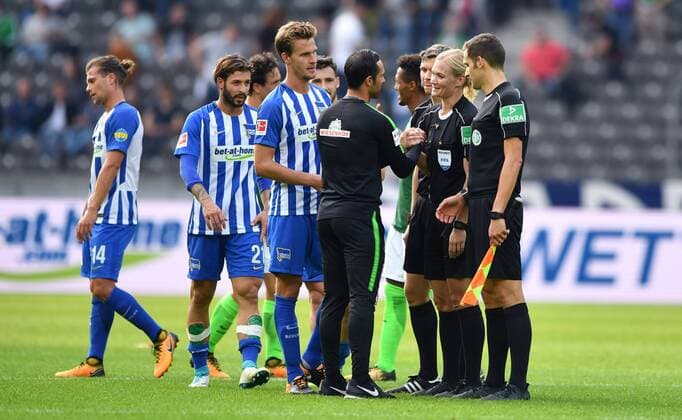 Alexander Nouri (Trainer Bremen), gratuliert Bibiana Steinhaus (Schiedsrichterin), nach dem Spiel, links Sebastian Langkamp (Hertha BSC), Marvin Plattenhardt (Hertha BSC), Mathew Leckie (Hertha BSC), Hertha BSC Berlin - SV Werder Bremen 1. Bundesliga 2017 2018, 1. BL, 1. Bundesliga, DFL, Fußball, Fussball, soccer, Herren, Männer, Maenner, Deutschland, Germany Berlin, 10.9.2017, Olympiastadion *** Alexander Nouri team manager Bremen congratulated Bibiana Steinhaus Schiedsrichterin After the Game left Sebastian Long Kamp Hertha BSC Marvin Plattenhardt Hertha BSC Mathew Leckie Hertha BSC Hertha BSC Berlin SV Werder Bremen 1 Bundesliga 2017 2018 1 BL 1 Bundesliga DFL Football Football Soccer men Men Men Germany Germany Berlin 10 9 2017 Olympic Stadium