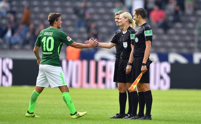 Max Kruse (Bremen), gratuliert Bibiana Steinhaus (Schiedsrichterin), nach dem Spiel Hertha BSC Berlin - SV Werder Bremen 1. Bundesliga 2017 2018, 1. BL, 1. Bundesliga, DFL, Fußball, Fussball, soccer, Herren, Männer, Maenner, Deutschland, Germany Berlin, 10.9.2017, Olympiastadion *** Max Kruse Bremen congratulated Bibiana Steinhaus Schiedsrichterin After the Game Hertha BSC Berlin SV Werder Bremen 1 Bundesliga 2017 2018 1 BL 1 Bundesliga DFL Football Football Soccer men Men Men Germany Germany Berlin 10 9 2017 Olympic Stadium