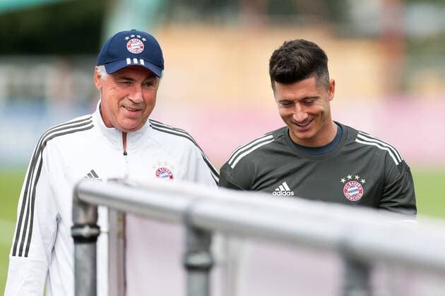 l-r: Chef-Trainer Carlo Ancelotti (FC Bayern Muenchen), Robert Lewandowski 9 (FC Bayern Muenchen) kommen zum Training, Training FC Bayern Muenchen, Fussball, Champions League, 11.09.2017 Muenchen Bayern Deutschland