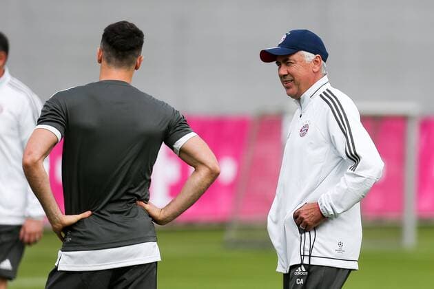 Bilder des Tages - SPORT l-r: Robert Lewandowski 9 (FC Bayern Muenchen) und Chef-Trainer Carlo Ancelotti (FC Bayern Muenchen), Training FC Bayern Muenchen, Fussball, Champions League, 11.09.2017 Muenchen Bayern Deutschland