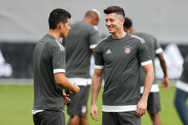 l-r: James Rodriguez 11 (FC Bayern Muenchen) und Robert Lewandowski 9 (FC Bayern Muenchen) im Gespraech, Training FC Bayern Muenchen, Fussball, Champions League, 11.09.2017 Muenchen Bayern Deutschland