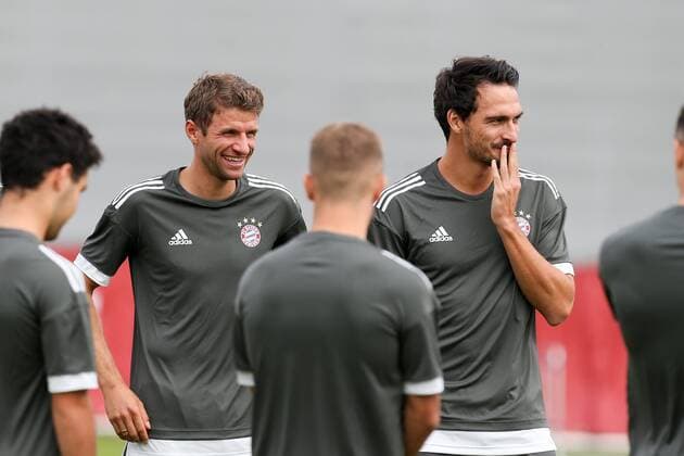 l-r: Thomas Mueller 25 (FC Bayern Muenchen) und Mats Hummels 5 (FC Bayern Muenchen) gut gelaunt, Training FC Bayern Muenchen, Fussball, Champions League, 11.09.2017 Muenchen Bayern Deutschland