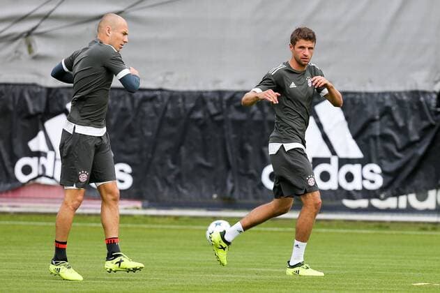 l-r: Arjen Robben 10 (FC Bayern Muenchen) und Thomas Mueller 25 (FC Bayern Muenchen) machen sich warm, Training FC Bayern Muenchen, Fussball, Champions League, 11.09.2017 Muenchen Bayern Deutschland