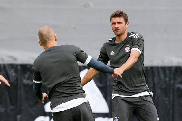 l-r: Arjen Robben 10 (FC Bayern Muenchen) und Thomas Mueller 25 (FC Bayern Muenchen) machen sich warm, Training FC Bayern Muenchen, Fussball, Champions League, 11.09.2017 Muenchen Bayern Deutschland