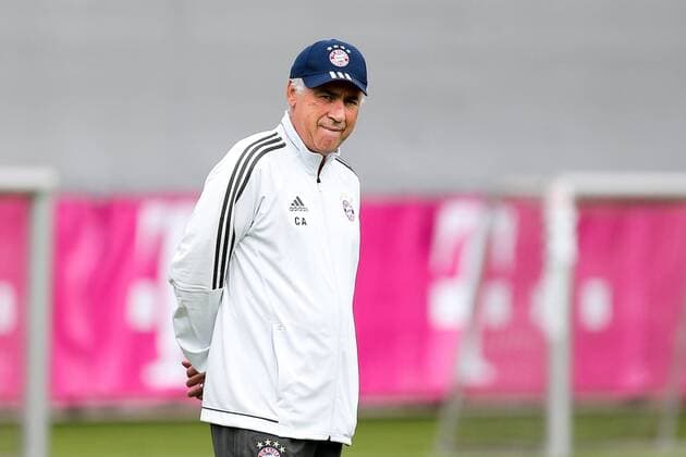Chef-Trainer Carlo Ancelotti (FC Bayern Muenchen) beobachtet die Spieler, Training FC Bayern Muenchen, Fussball, Champions League, 11.09.2017 Muenchen Bayern Deutschland