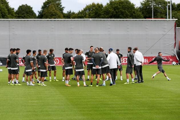 Chef-Trainer Carlo Ancelotti (FC Bayern Muenchen) spricht im Kreis zu seinen Spielern, Franck Ribery 7 (FC Bayern Muenchen) kickt einen Ball weg, Training FC Bayern Muenchen, Fussball, Champions League, 11.09.2017 Muenchen Bayern Deutschland