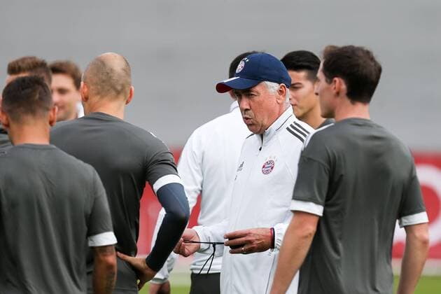 Chef-Trainer Carlo Ancelotti (FC Bayern Muenchen) spricht zu seinen Spielern, Training FC Bayern Muenchen, Fussball, Champions League, 11.09.2017 Muenchen Bayern Deutschland