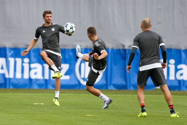 l-r: im Zweikampf, Aktion, mit Thomas Mueller 25 (FC Bayern Muenchen) und Joshua Kimmich 32 (FC Bayern Muenchen), Arjen Robben 10 (FC Bayern Muenchen), Training FC Bayern Muenchen, Fussball, Champions League, 11.09.2017 Muenchen Bayern Deutschland