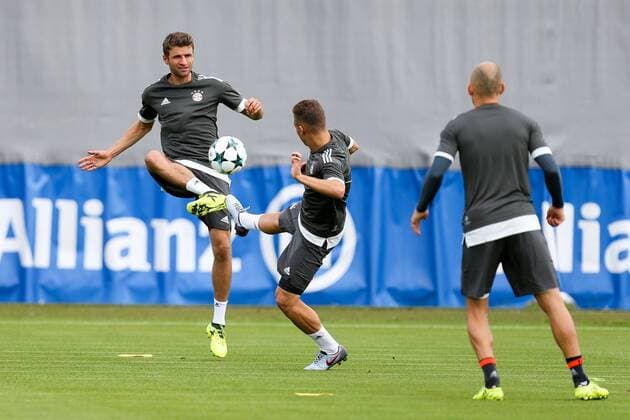 l-r: im Zweikampf, Aktion, mit Thomas Mueller 25 (FC Bayern Muenchen) und Joshua Kimmich 32 (FC Bayern Muenchen), Arjen Robben 10 (FC Bayern Muenchen), Training FC Bayern Muenchen, Fussball, Champions League, 11.09.2017 Muenchen Bayern Deutschland