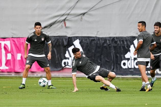 l-r: im Zweikampf, Aktion, mit James Rodriguez 11 (FC Bayern Muenchen) , Robert Lewandowski 9 (FC Bayern Muenchen), Thiago Alcantara 6 (FC Bayern Muenchen), Training FC Bayern Muenchen, Fussball, Champions League, 11.09.2017 Muenchen Bayern Deutschland