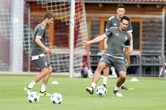 l-r: im Zweikampf, Aktion, mit Thomas Mueller 25 (FC Bayern Muenchen) und Mats Hummels 5 (FC Bayern Muenchen), Training FC Bayern Muenchen, Fussball, Champions League, 11.09.2017 Muenchen Bayern Deutschland