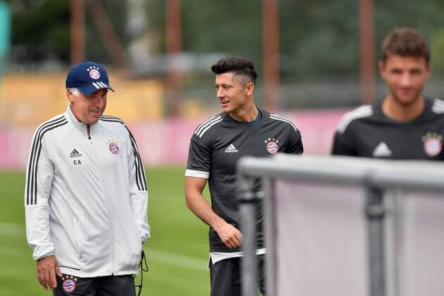 Carlo ANCELOTTI (Trainer FCB) mit Robert LEWANDOWSKI (Bayern Muenchen),re:Thomas MUELLER (MÜLLER,Bayern Muenchen). Abschlusstraining FC Bayern Muenchen vor dem Champions League Spiel gegen RSC Anderlecht, Trainingsgelaende an der Saebener Strasse, Fussball,am 11.09.2017.