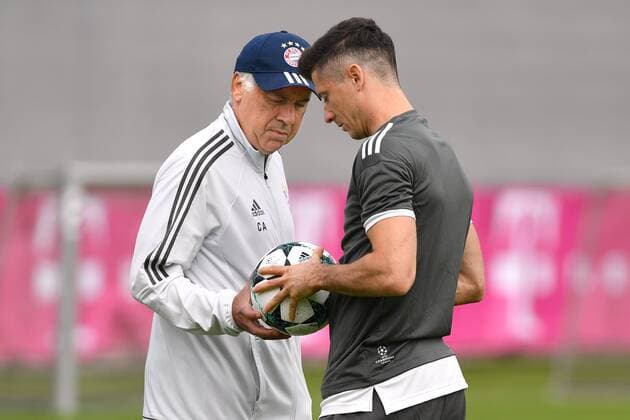 Carlo ANCELOTTI (Trainer FCB) und Robert LEWANDOWSKI (Bayern Muenchen) blicken auf einen Ball,Spielgeraet. Abschlusstraining FC Bayern Muenchen vor dem Champions League Spiel gegen RSC Anderlecht, Trainingsgelaende an der Saebener Strasse, Fussball,am 11.09.2017.