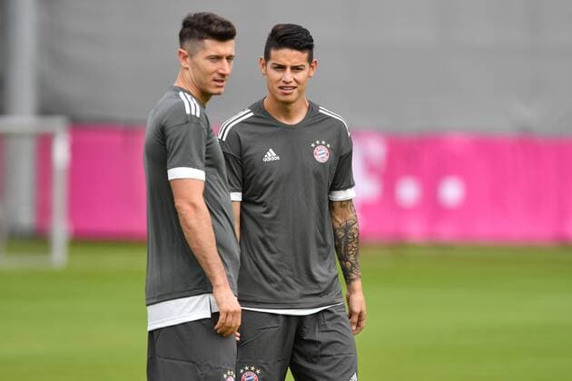 Robert LEWANDOWSKI (Bayern Muenchen) mit James RODRIGUEZ (Bayern Muenchen). Abschlusstraining FC Bayern Muenchen vor dem Champions League Spiel gegen RSC Anderlecht, Trainingsgelaende an der Saebener Strasse, Fussball,am 11.09.2017.