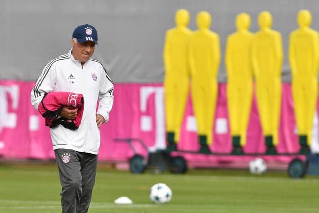 Carlo ANCELOTTI (Trainer FCB) geht ueber den Platz, Einzelbild,angeschnittenes Einzelmotiv,Halbfigur,halbe Figur. Abschlusstraining FC Bayern Muenchen vor dem Champions League Spiel gegen RSC Anderlecht, Trainingsgelaende an der Saebener Strasse, Fussball,am 11.09.2017.