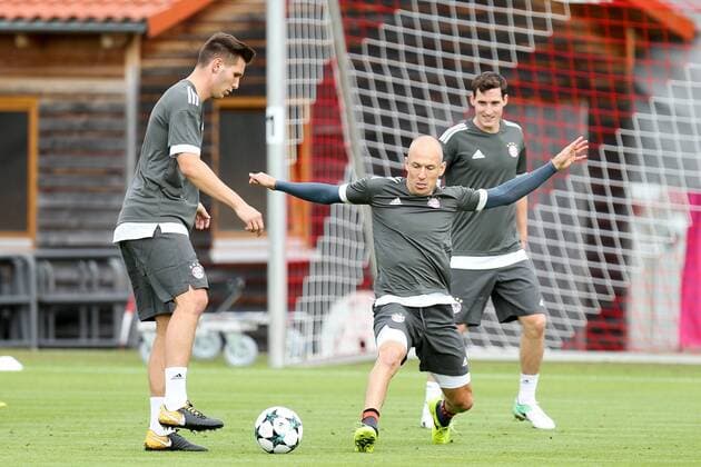 l-r: im Zweikampf, Aktion, mit Niklas Suele 4 (FC Bayern Muenchen) und Arjen Robben 10 (FC Bayern Muenchen), Training FC Bayern Muenchen, Fussball, Champions League, 11.09.2017 Muenchen Bayern Deutschland