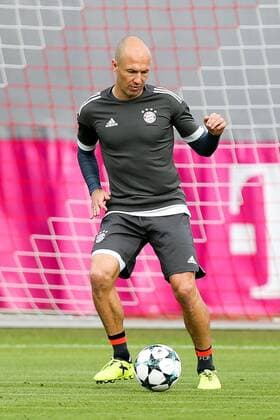 Bilder des Tages - SPORT am Ball Arjen Robben 10 (FC Bayern Muenchen), Training FC Bayern Muenchen, Fussball, Champions League, 11.09.2017 Muenchen Bayern Deutschland