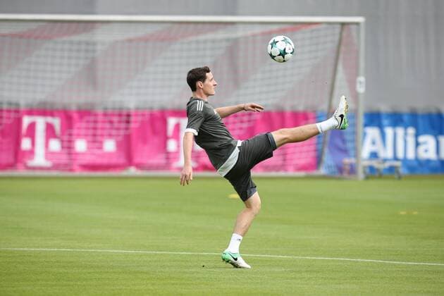 Sebastian Rudy versucht den Ball zu retten Training des FC Bayern Muenchen am 11.09.2017 an der Saebener Strasse. Muenchen Copyright: xEIBNER MarcelxEngelbrechtx EP_MET