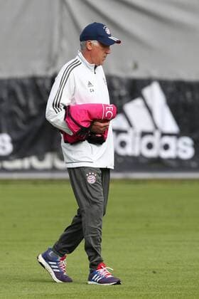 Carlo Ancelotti verteilt die Leibchen fuer die Startelf fuer das morgige Champions League Spiel gegen den RSC Anderlecht Training des FC Bayern Muenchen am 11.09.2017 an der Saebener Strasse. Muenchen Copyright: xEIBNER MarcelxEngelbrechtx EP_MET