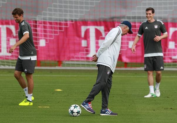 Trainer Carlo Ancelotti, Thomas Müller (li.), Sebastian Rudy Fussball Champions League Training FC Bayern München 11.09.2017