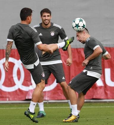 Bilder des Tages - SPORT James Rodriguez (li.) gegen Franck Ribery. Javi Martinez schaut zu Fussball Champions League Training FC Bayern München 11.09.2017