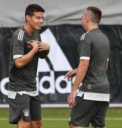 James Rodriguez (li.) im Gespräch mit Franck Ribery Fussball Champions League Training FC Bayern München 11.09.2017