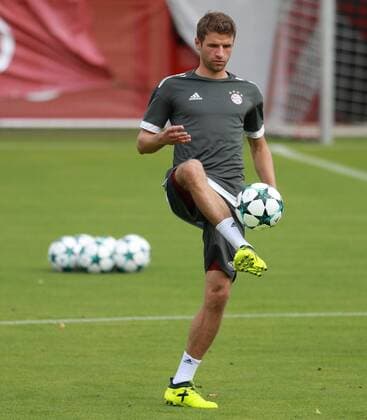 Thomas Müller am Ball Fussball Champions League Training FC Bayern München 11.09.2017