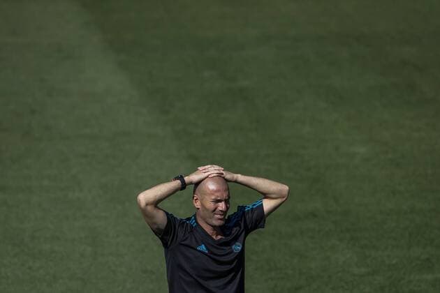 Real Madrid s head coach, French Zinedine Zidane, supervises his players during a training session of the team at the Valdebebas sports facilities in Madrid, Spain, on 12 September 2017. Real Madrid will face Apoel FC in a UEFA Champions League s groups stage match on 13 September 2017. Real Madrid training session !ACHTUNG: NUR REDAKTIONELLE NUTZUNG!  Copyright: xEmilioxNaranjox GRA082 20170912-636408153843214951