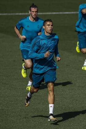 Real Madrid s Portuguese forward Cristiano Ronaldo (R) and Welsh Gareth Bale (L) take part in a training session of the team at the Valdebebas sports facilities in Madrid, Spain, on 12 September 2017. Real Madrid will face Apoel FC in a UEFA Champions League s groups stage match on 13 September 2017. Real Madrid training session !ACHTUNG: NUR REDAKTIONELLE NUTZUNG!  Copyright: xEmilioxNaranjox GRA082 20170912-636408154547554951