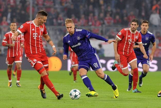 Vl . Niklas Suele (FC Bayern Muenchen) gegen Lukasz Teodorczyk (RSC Anderlecht) , beim CL-Spiel zwischen FC Bayern Muenchen und RSC Anderlecht am 12.09.2017. Munechen Copyright: xStuetzle xEibner-Pressefotox EP_wse