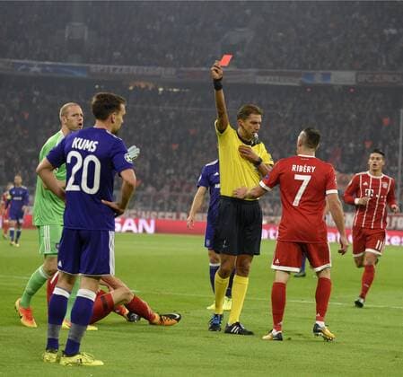 12.09.2017, Fussball Championsleague 2017 2018, FC Bayern München - RSC Anderlecht, in der Allianz-Arena München. Rot wegen Notbremse für Sven Kums (RSC Anderlecht), re: reklamiert Franck Ribery (FC Bayern München) bei Schiedsrichter Paolo Tagliavento