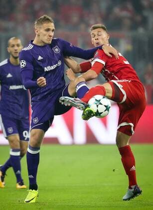 Anderlecht s Lukasz Teodorczyk and Bayern s Joshua Kimmich fight for the ball during a soccer game between German team FC Bayern Munich and Belgian club RSC Anderlecht, Tuesday 12 September 2017 in Munich, Germany, the first game in the group stage (Group B) of the UEFA Champions League competition. VIRGINIExLEFOUR  x05163660x