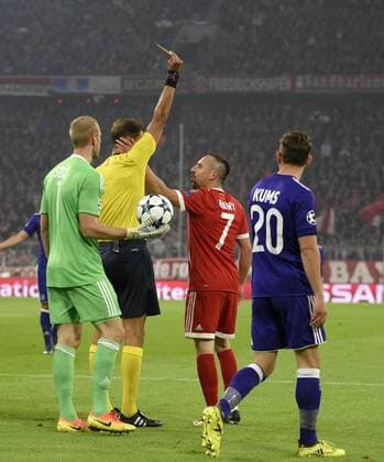 12.09.2017, Fussball Championsleague 2017 2018, FC Bayern München - RSC Anderlecht, in der Allianz-Arena München. re: reklamiert Franck Ribery (FC Bayern München) bei Schiedsrichter Paolo Tagliavento und kassiert Gelb