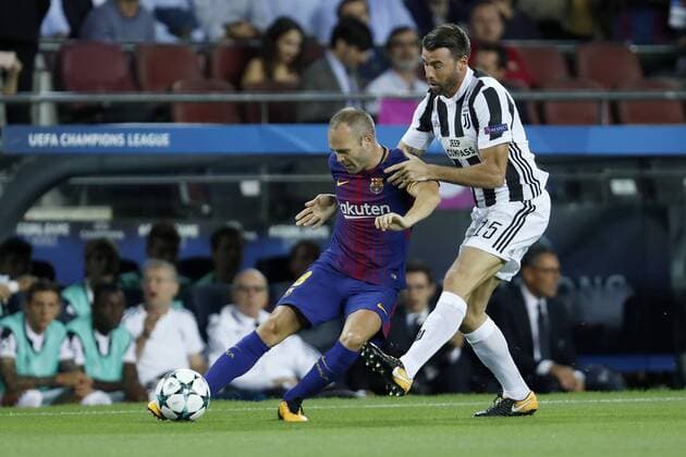 (L-R) Andres Iniesta of FC Barcelona Barca Andrea Barzagli of Juventus FC during the UEFA Champions League group D match between FC Barcelona and Juventus FC on September 12, 2017 at the Camp Nou stadium in Barcelona, Spain. UEFA Champions League 2017 2018 xVIxVIxImagesx xMauricexvanxSteenxIVx 8725728